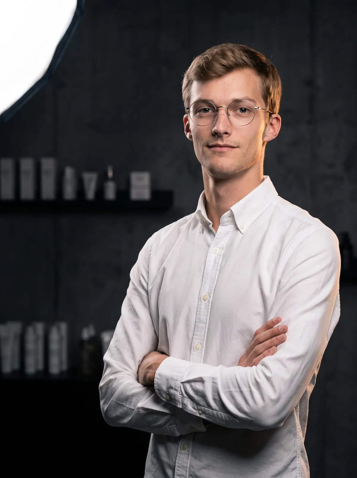 Основатель Stack у стены шоурума